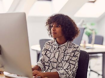 Nachhaltigkeitsmanagerin_Frau in Büro am Bildschirm