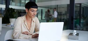 Nachhaltigkeitsmanagerin_junge Frau am Laptop