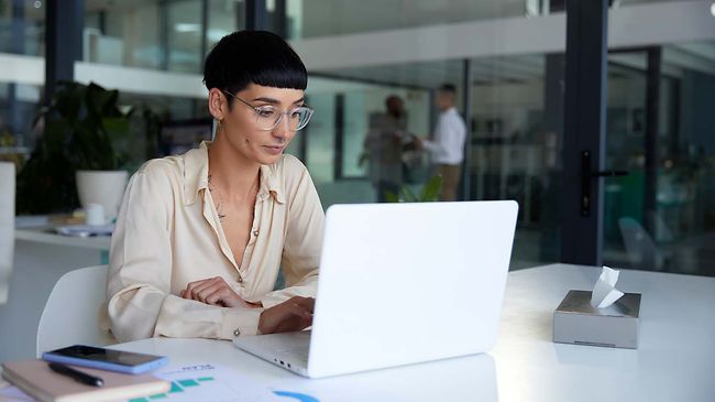 Nachhaltigkeitsmanagerin_junge Frau am Laptop