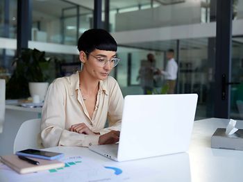 Nachhaltigkeitsmanagerin_junge Frau am Laptop