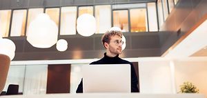 Nachhaltigkeitsmanager_Mann an Laptop