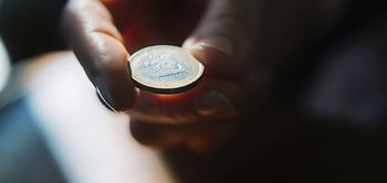 Nahaufnahme 1 Euro mit Finger halten