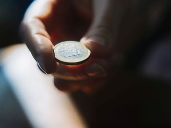 Nahaufnahme 1 Euro mit Finger halten