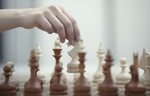 Nahaufnahme einer Hand während des Schach spielens
