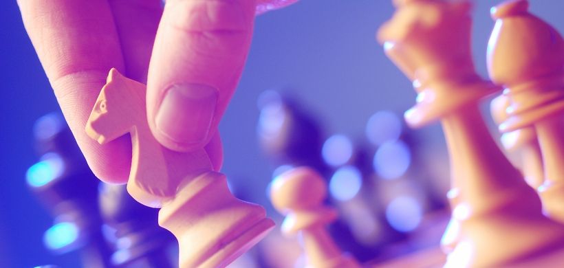 Nahaufnahme von Hand beim Schach spielen