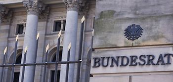 Nahaufnahme vor dem Gebäude des Deutschen Bundesrats