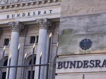 Nahaufnahme vor dem Gebäude des Deutschen Bundesrats