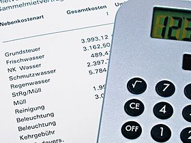 Nebenkostenabrechnung und Taschenrechner