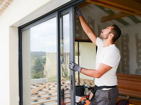 Neubau Einfamilienhaus Mann Handwerker Fenster