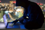 Hacker Hoodie Laptop Frau Stadt Immobilien