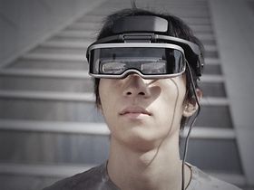 Junger Mann mit Virtual-Reality-Brille