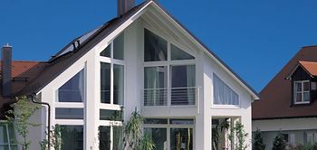 Neues Haus mit Garten und vielen Fenstern