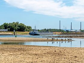 Niedrigwasser am Rhein beim Ölhafen Karlsruhe
