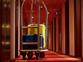 Nutzflaeche_Hotel_Flur_Gepaeckwagen
