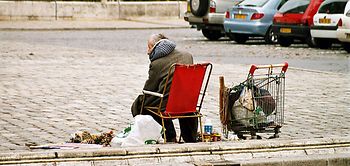 Obdachloser_obdachlos_Mann auf Parkbank