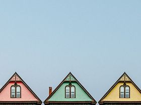 Ökologisch bauen - drei farbige Holzhäuser