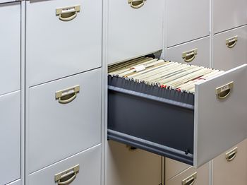 offene archivschublade mit haengemappen