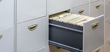 offene archivschublade mit haengemappen
