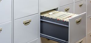 offene archivschublade mit haengemappen