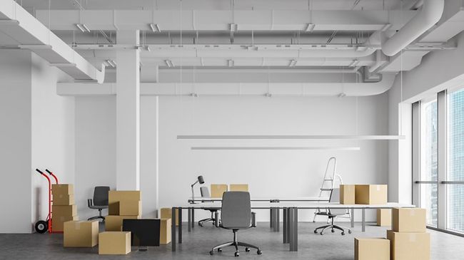 Office Büro Großraumbüro leer Umzug Kartons Leiter