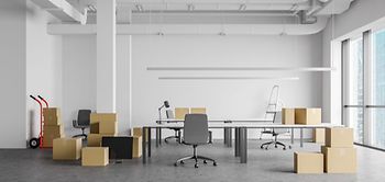 Office Büro Großraumbüro leer Umzug Kartons Leiter