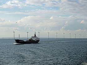 Offshore-Windpark mit Schiff
