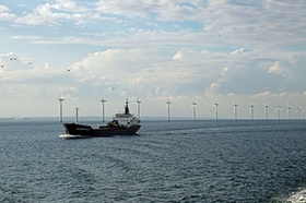 Offshore-Windpark mit Schiff