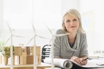 Frau Architekt Planer Bauherr Windkraft Hausmodell Klimaschutz