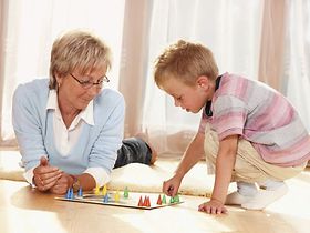 Oma spielt mit Enkelsohn Fang den Hut