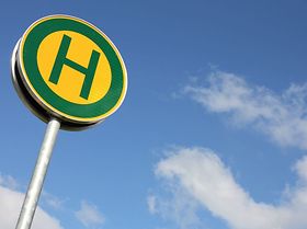 Bus Bushaltestelle Himmel blau