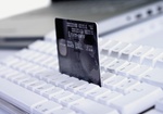 Onlineshopping, Kreditkarte auf Tastatur