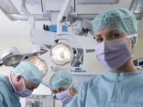 OP-Schwester und Chirurgen bei OP im Operationssaal