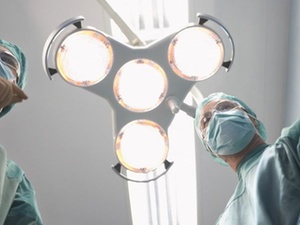 Krankenkassen für mehr Sicherheit bei Implantaten