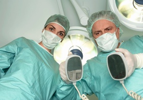 Operationsarzt mit Mundschutz neben einer Krankenschwester
