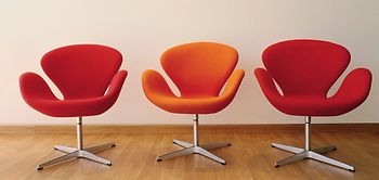 Orangene und Rote Sessel in einer Reihe