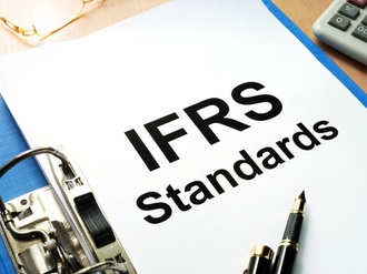 Ordner mit Schriftzug IFRS Standards auf erster Seite