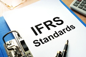 Ordner mit Schriftzug IFRS Standards auf erster Seite