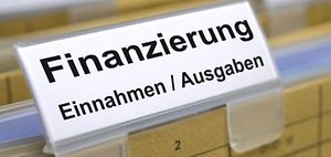 Ordnertrenner mit Aufschrift Finanzierung Einnahmen Ausgaben