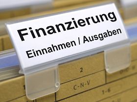 Ordnertrenner mit Aufschrift Finanzierung Einnahmen Ausgaben