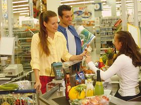 Paar beim Einkaufen an der Kasse