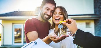 Paar Hauskauf Grundriss Makler Schlüssel