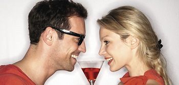 Paar mit Cocktailglas