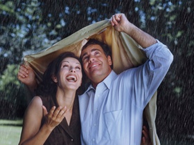 Paar unter Mantel im Regen