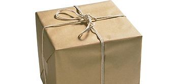 Paket mit braunem Packpapier und Kordel