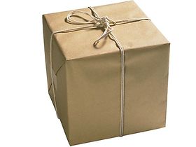 Paket mit braunem Packpapier und Kordel