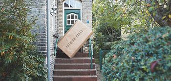 Paket vor der Tür Treppenhaus