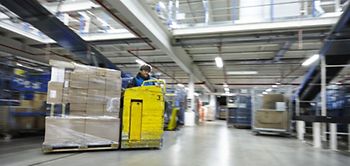 Pakete werden im Logistikcenter sortiert