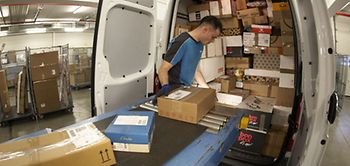 Pakete werden in Lieferwagen geladen