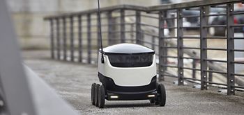 Paketroboter fährt über Brücke