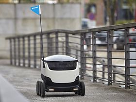 Paketroboter fährt über Brücke